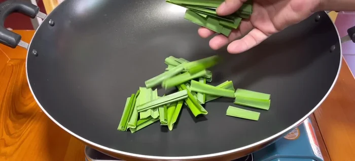 Roast tapioca starch in a pan with pandan leaves over very low heat for 20-25 minutes, stirring frequently until the flour is loose and easily crushed.