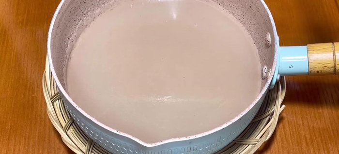 Mix the cooled coconut milk with pandan essence (if using) to create a pandan green color.