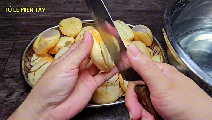 Peel the palm seeds gently, avoiding damaging the inside. Wash them and submerge in salt water (half tablespoon of salt in water).