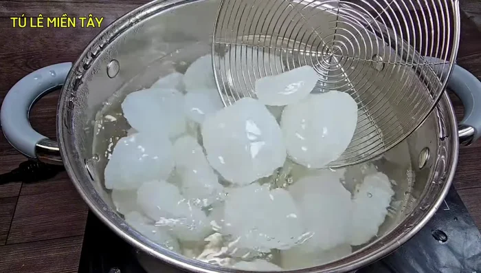 Blanch the peeled palm seeds in boiling water for a few seconds. This prevents fermentation and bad smells.