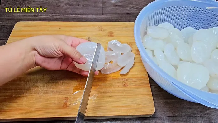 Cut the palm seeds into six or seven pieces, depending on the size. Cut across, not vertically.