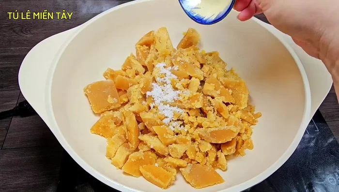 In a pot, melt the palm sugar with 200ml of water and 0.5 tsp of salt. Dissolve until the sugar is mostly melted (no need to fully melt it).