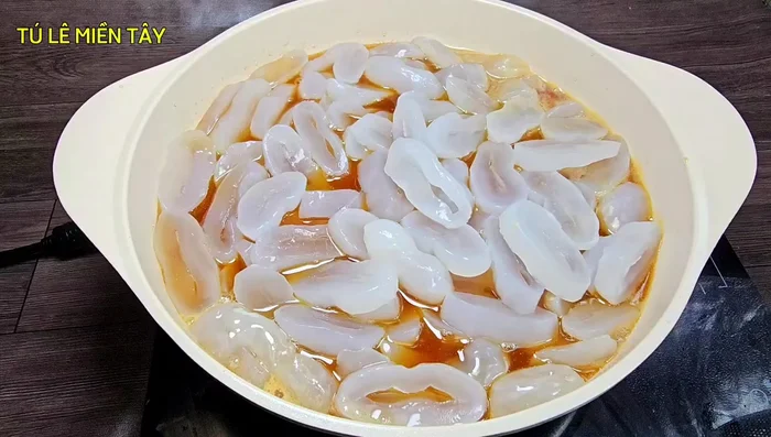 Add the cut palm seeds to the melted palm sugar. Soak for about 1 hour.