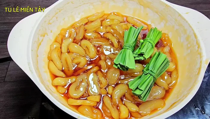 Add pandan leaves and stir well to incorporate their aroma. Continue to cook until the sugar water is slightly thickened but not completely dry.