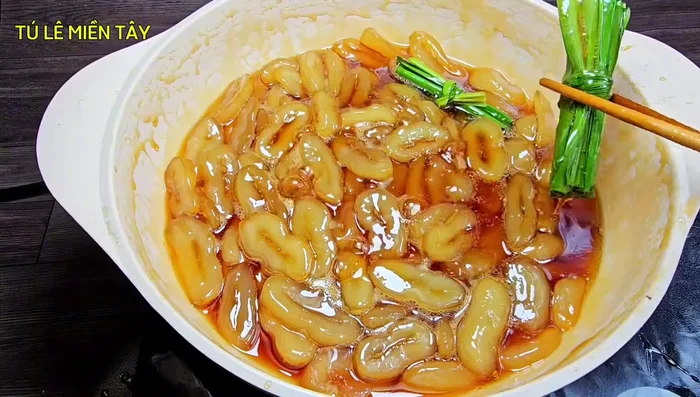 Remove the pandan leaves once they have softened. Let the candied palm seeds cool slightly.