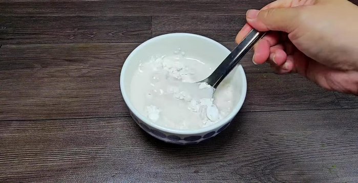Prepare the coconut fat powder mixture: Whisk the coconut fat powder into 100ml of filtered water until completely dissolved.