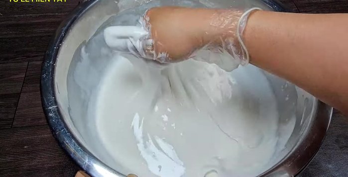 Knead the dough for 15 minutes until smooth and elastic. (105.28)