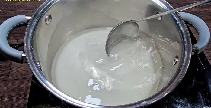 In a separate saucepan, combine sugar, remaining 400ml coconut water, and salt. Cook until sugar dissolves. (159.159)