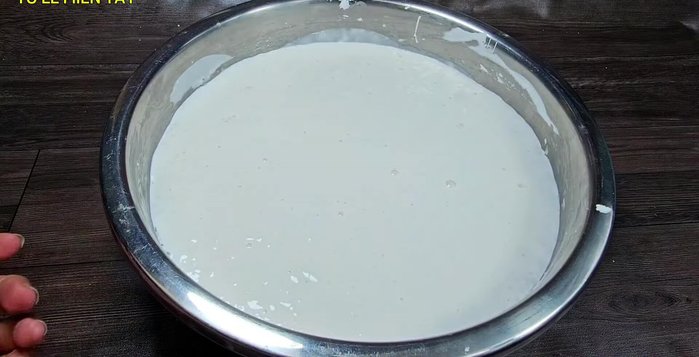 Once the dough has risen (after about 1 hour 20 minutes), add the cooled sugar water and mix well. (190.68)