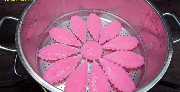Steam over high heat for 10 minutes, or until the cakes rise and are cooked through. (317.24)