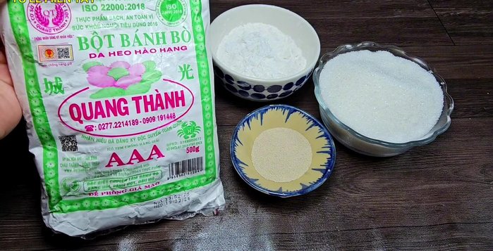 Combine rice cake powder, tapioca starch, and yeast in a bowl. (32.2)