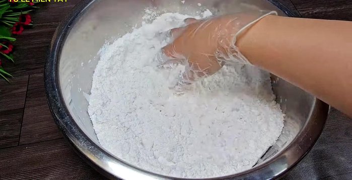 Gradually add 500ml of fresh coconut water, mixing well after each addition. (90.6)