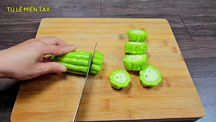 Prepare the vegetables: Cut collard greens, carrots, chili peppers, straw mushrooms, and snow fungus/enoki mushrooms into bite-sized pieces. (133.08)