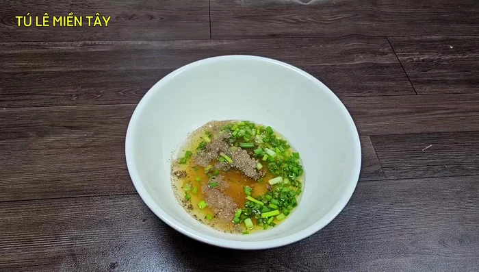 Stuff the bitter melon and chili peppers with fish paste. Refrigerate for 2 hours for a chewier texture. (201.56)