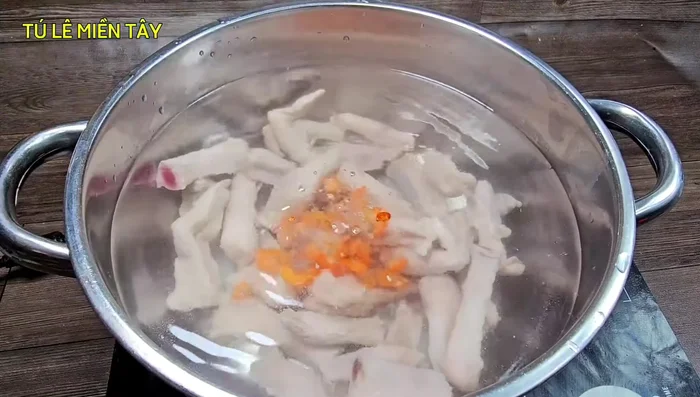 Cook the broth: In a large pot, combine 3 liters of water, blanched ribs, dried squid, dried shrimp, and broth spices (salt, sugar, bone broth, MSG). Bring to a boil, skim off foam, and simmer on medium-low heat for 30 minutes. (311.199)