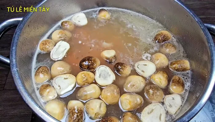 Add vegetables to the broth: Add carrots and straw mushrooms to the broth. (365.919)