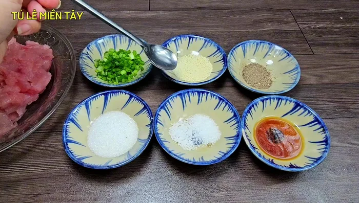 Prepare the fish paste: Combine 500g pangasius fish, chopped green onion, sugar, salt, MSG, bone broth, fish sauce, and pepper (76.04). Mix well. (201.56)