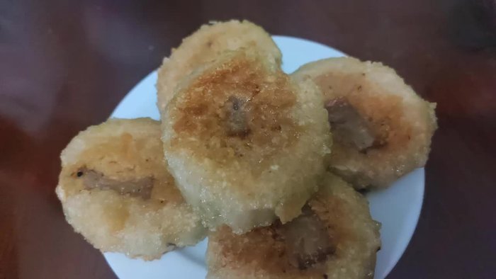 Take frozen Banh Chung out of the freezer.