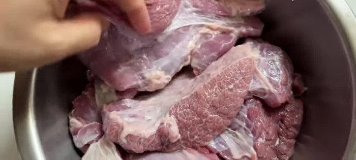 Wash the beef brisket with salt water and cut it into pieces.