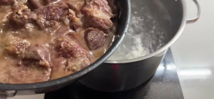 In a pot, combine 1.5L of water and the juice of two fresh coconuts. Bring to a boil, add the cooked beef, and boil for 30 minutes.