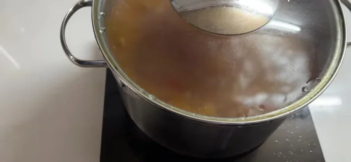 After 2 hours, bring the pot to a boil. Add the potatoes and carrots (cut into pieces, no need to fry). Cook over medium heat for about 15 minutes until soft.