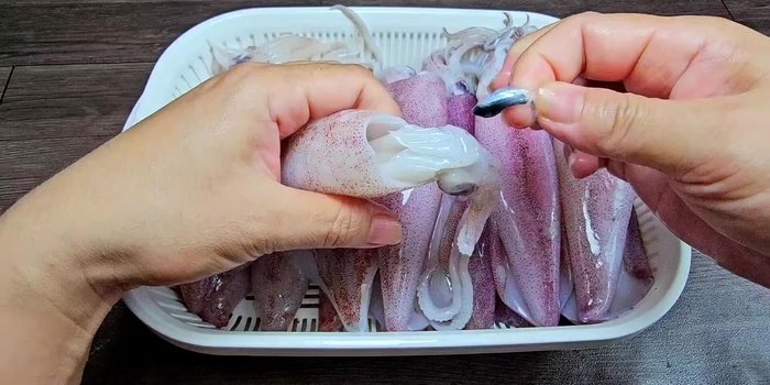 Prepare the squid: Clean the squid, removing the ink sac and eyes. (219.239)