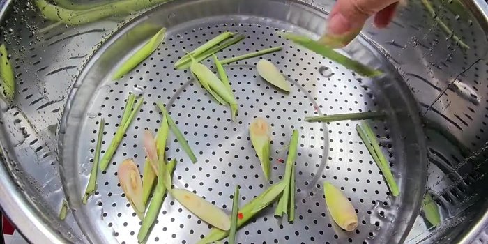 Steam the squid: Place lemongrass, ginger, and shallots in the steamer. Add the squid and steam for 10 minutes, or until cooked through. Adjust steaming time based on squid size. (237.079)