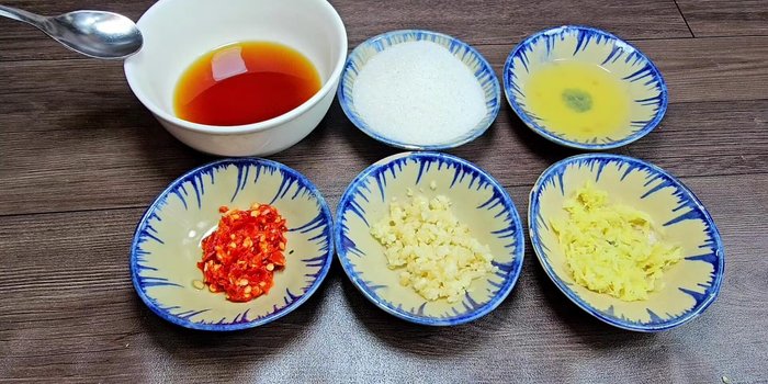 Prepare the fish sauce dipping sauce: Combine fish sauce, minced chili, minced garlic, sugar, crushed ginger, and lemon juice. Mix well and let it sit to allow the flavors to blend. (60.16)