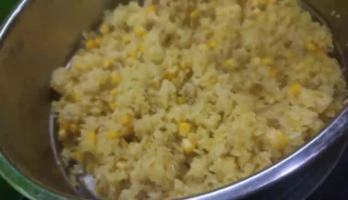 Serve the sticky rice and chicken on a plate.