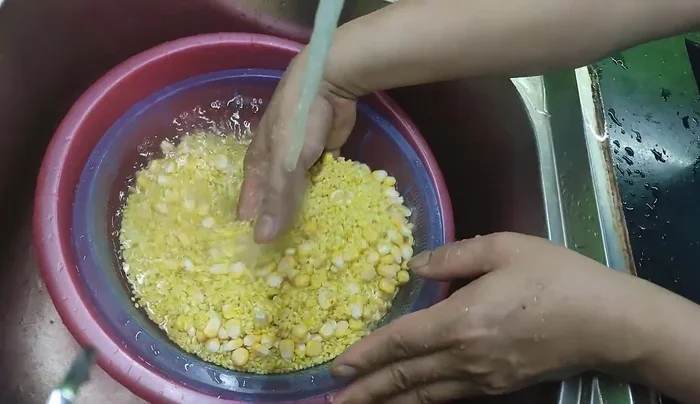 Boil water in a pot, add a little salt and cooking oil (optional).
