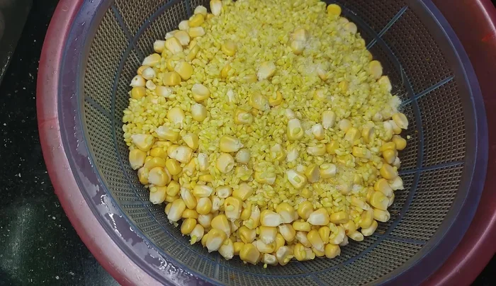 Add the rinsed rice to the boiling water, stir to combine.