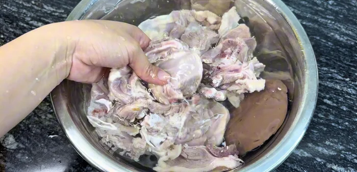 Rinse the duck meat two or three times until the water runs clear. Drain completely.