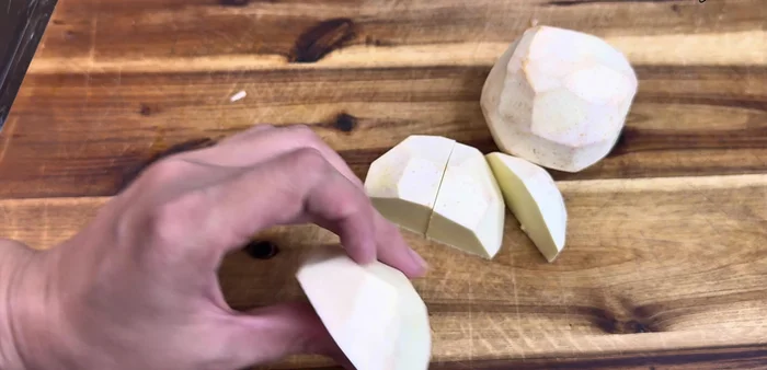 Cut taro into bite-sized pieces.