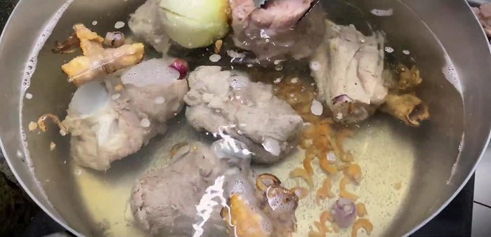 Simmer the broth: Add the blanched bones to the pot, bring to a boil, then reduce heat to the lowest setting. Simmer uncovered for 40 minutes to 1 hour, skimming off any foam that rises to the surface.
