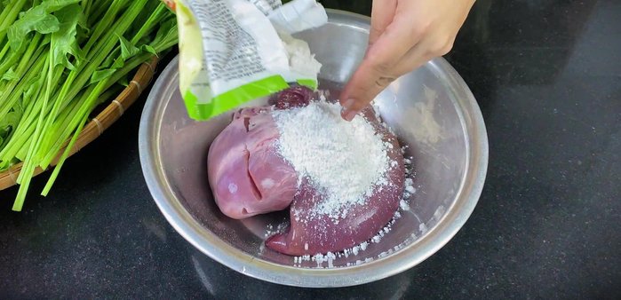 Clean the intestines: To prevent a fishy smell, mix the intestines with cornstarch or flour, let it sit for 2-3 minutes, and then rinse thoroughly with water. Cut into bite-sized pieces.