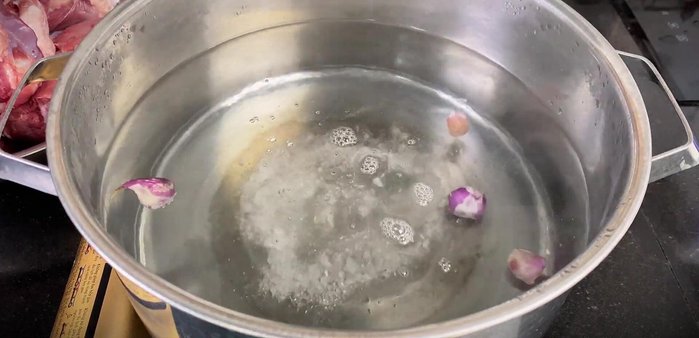 Prepare the rib bones: Blanch the bones in boiling water with salt to remove impurities and make the broth clearer.