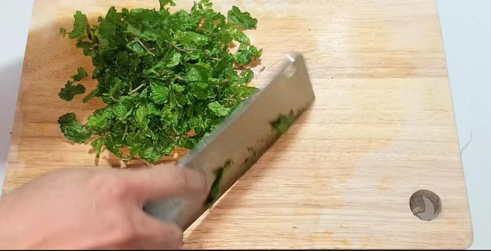 Prepare water spinach: remove stems, wash, and cut into small pieces.