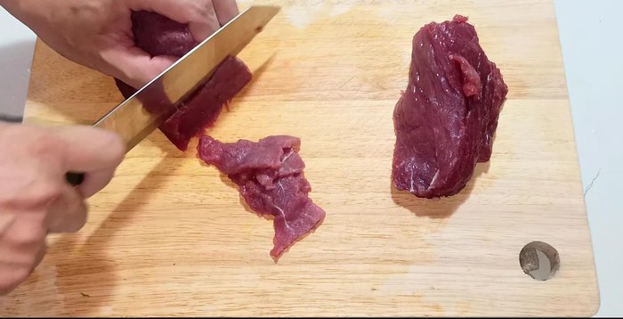 Marinate beef with seasoning powder, MSG, sugar, pepper, oyster sauce, minced garlic, and chili. Add cooking oil to keep beef tender.