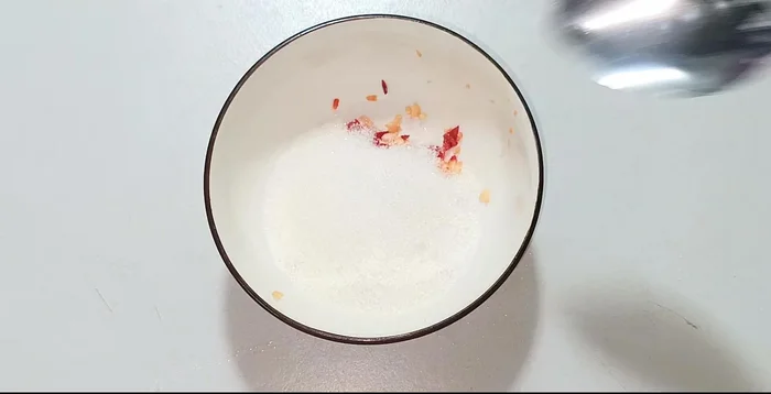 Make the fish sauce dressing: combine sugar, fish sauce, lemon juice, and chili sauce.