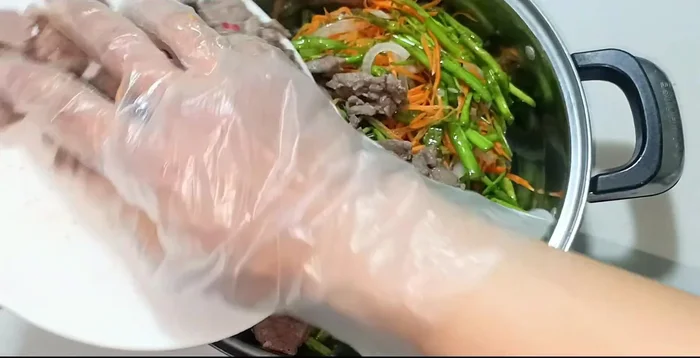 Combine all ingredients: add beef, water spinach, chili peppers, peanuts, and fried onions. Mix gently.