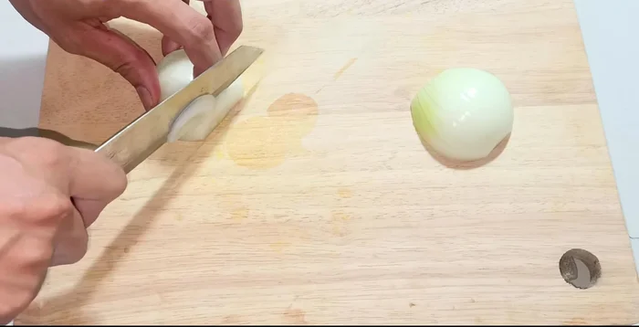 Cut onions in half, then into thin slices. Separate the onion layers and soak in ice water to reduce pungency and increase crispiness.