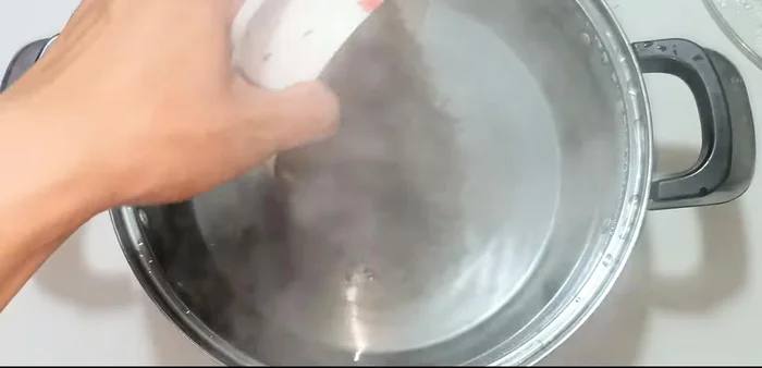 Add 40g of black tea to the boiling water. Mix well, cover, and steep for 20 minutes.