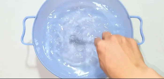 Prepare the sweet potatoes: Soak sweet potato in salted water (1 liter of water + 1 spoonful of salt) to prevent discoloration. Cut off both ends, peel, and cut into halves. Then, cut into cylinders of even thickness. Soak again in salted water for 10 minutes to remove starch.