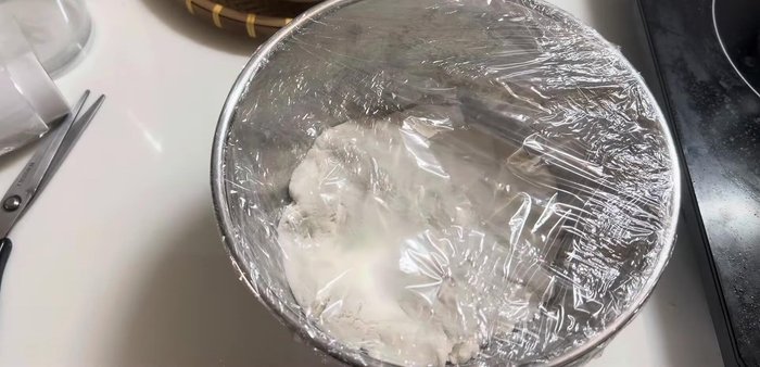 Prepare the cake crust: Mix the fermented dough with the ground sponge cake.