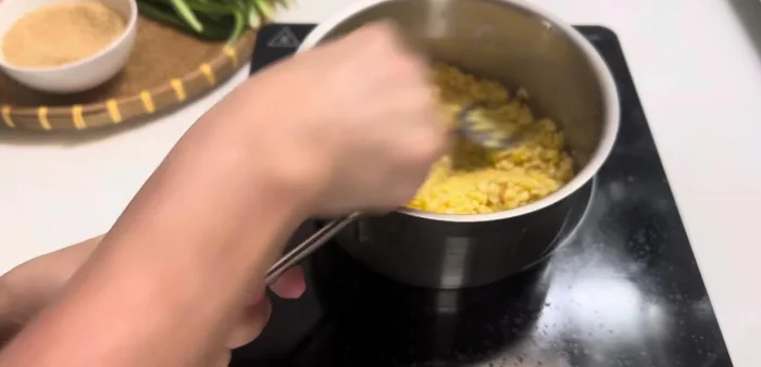 Prepare the sweet soup broth: Boil water with pandan leaves, sugar, salt, and ginger.