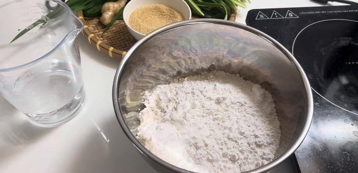 Knead the dough with sticky rice flour, salt, and 50°C water until smooth.