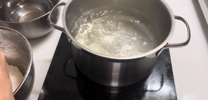 Boil the cake balls in the sweet soup broth until they float to the surface.