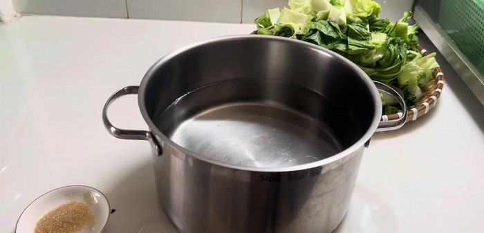 Prepare the brine: Boil 3 cups of water, let it cool, then add salt and a little sugar. Stir until dissolved.
