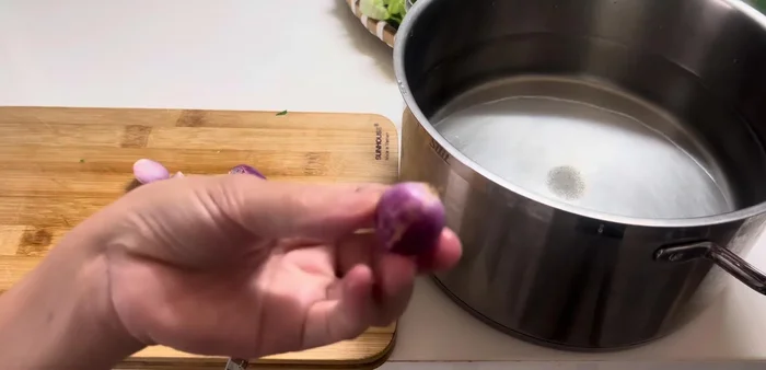 Cut shallots into 3 pieces each to release their aroma. Cut green onions into pieces.