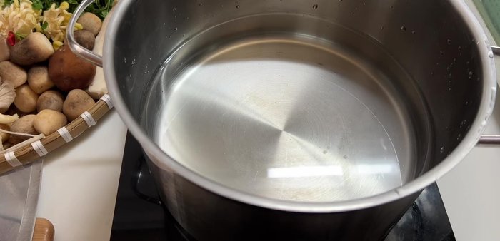 Bring 3 liters of water to a boil in a pot. Add sweet corn and carrots. (142.92)